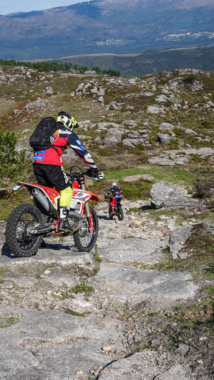 Aventureiros em ruína histórica